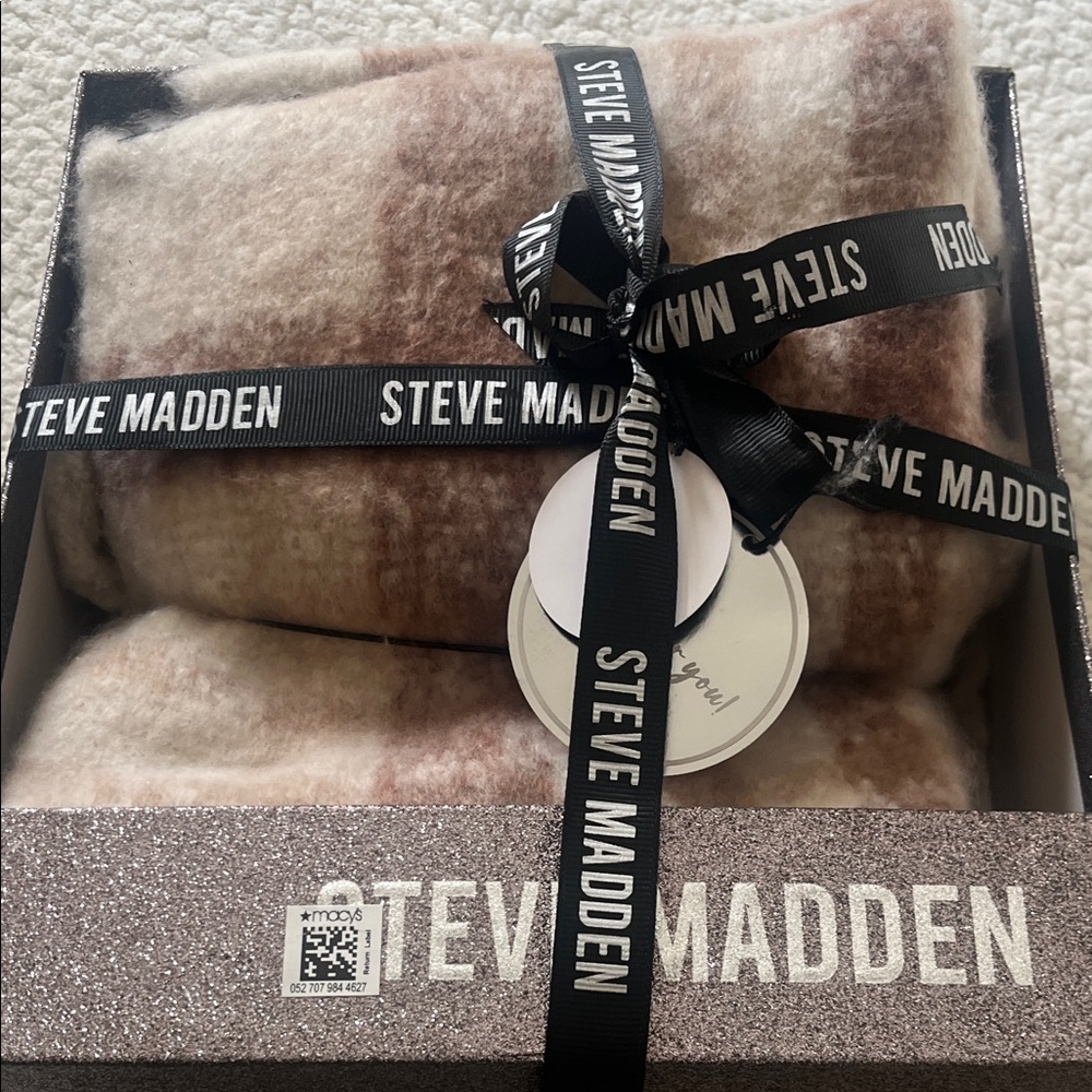 Steve Madden beautiful scarf, Cream and Brown color, New.